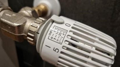 Auf dem Thermostatventil einer Heizung sind in einem Info-Kasten die Einstellungen in Grad abgedruckt.