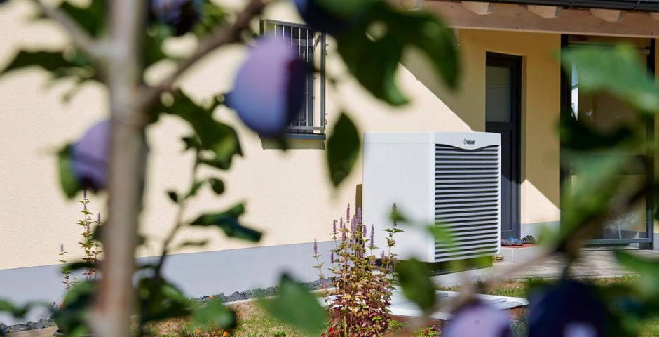 Wärmepumpe vor Hauswand