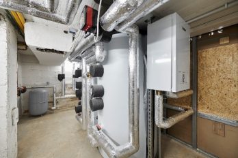 Das Bild zeigt den Blick in einen Heizungskeller mit zwei Speichern und einem Elektroheizgerät.