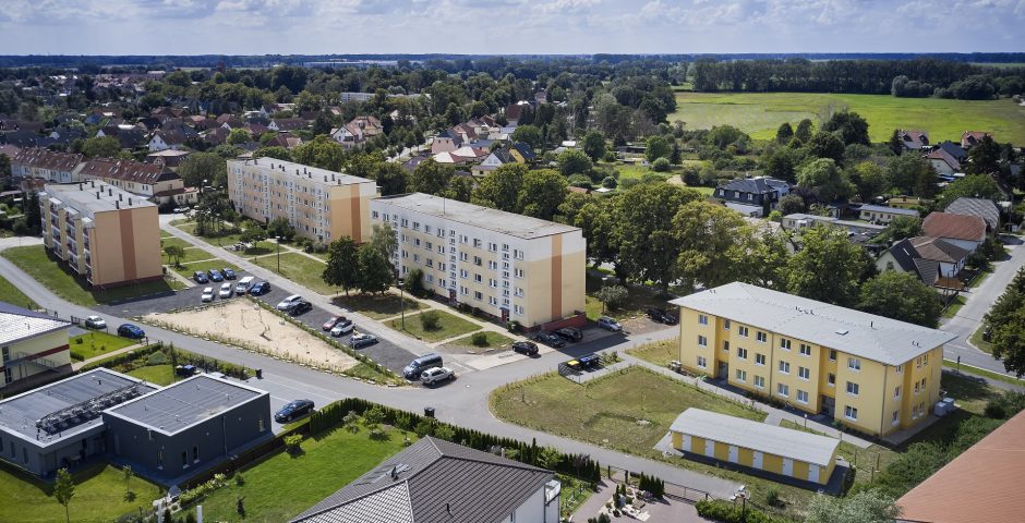 Das Bild zeigt aus der Vogelperspektive eine Wohnsiedlung mit Hochhäusern, Geschosswohnungsbauten und Einfamilienhäusern.