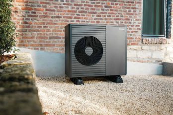 Schwarzgraue Vaillant Wärmepumpe vor einer Hauswand