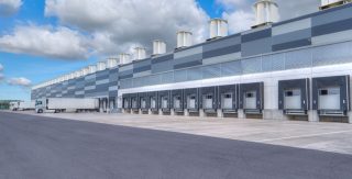 Bild von einer Fabrik mit LKW-Verladeflächen