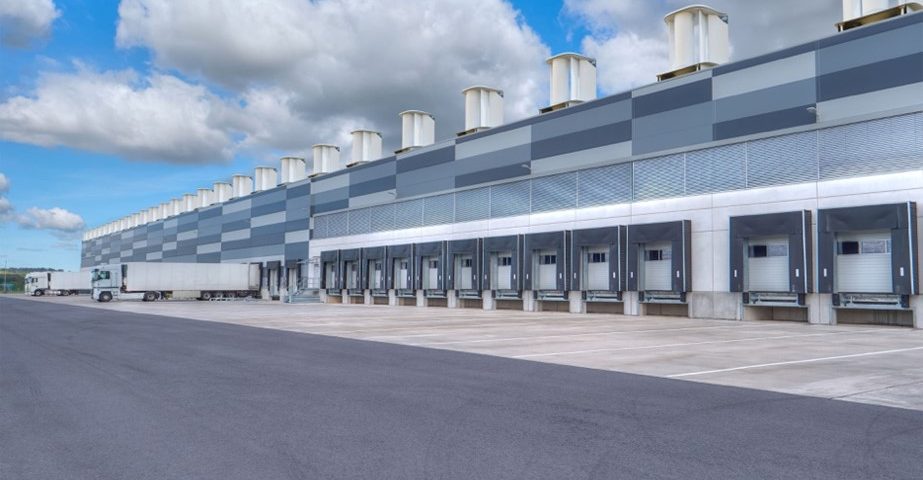 Bild von einer Fabrik mit LKW-Verladeflächen