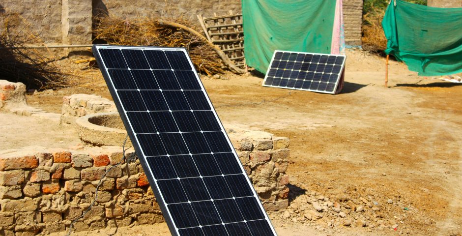 Ein Solarmodul steht