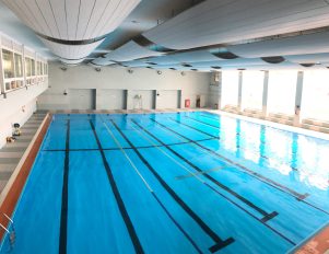Eine Schwimmbecken von oben