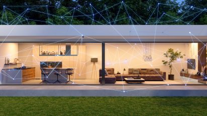 Modernes Wohnzimmer mit offener Küche, großen Fenstern und minimalistischer Einrichtung. Ein Netzwerk aus Linien und Punkten symbolisiert Smart-Home-Technologie.