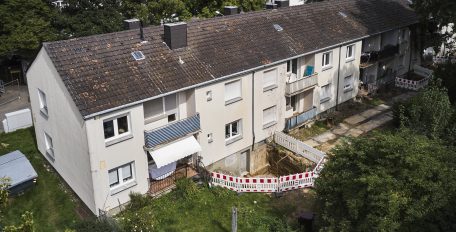 Blick auf eine typische Häuserzeile aus den 50er Jahren